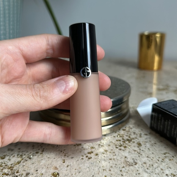 #7 Giorgio Armani luminous silk concealer - medium to tan with a peach undertone - Picture 3 of 4